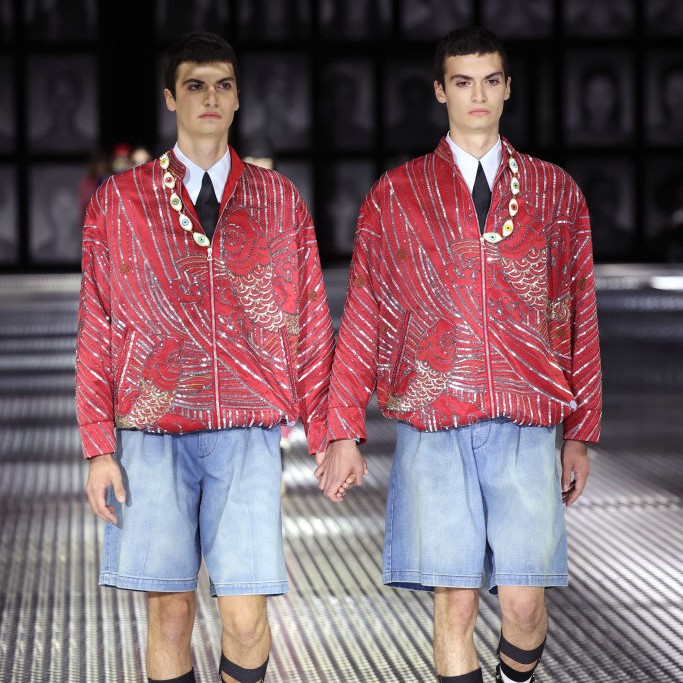 Gucci defilesinde 68 tek yumurta ikizi podyumda yürüdü