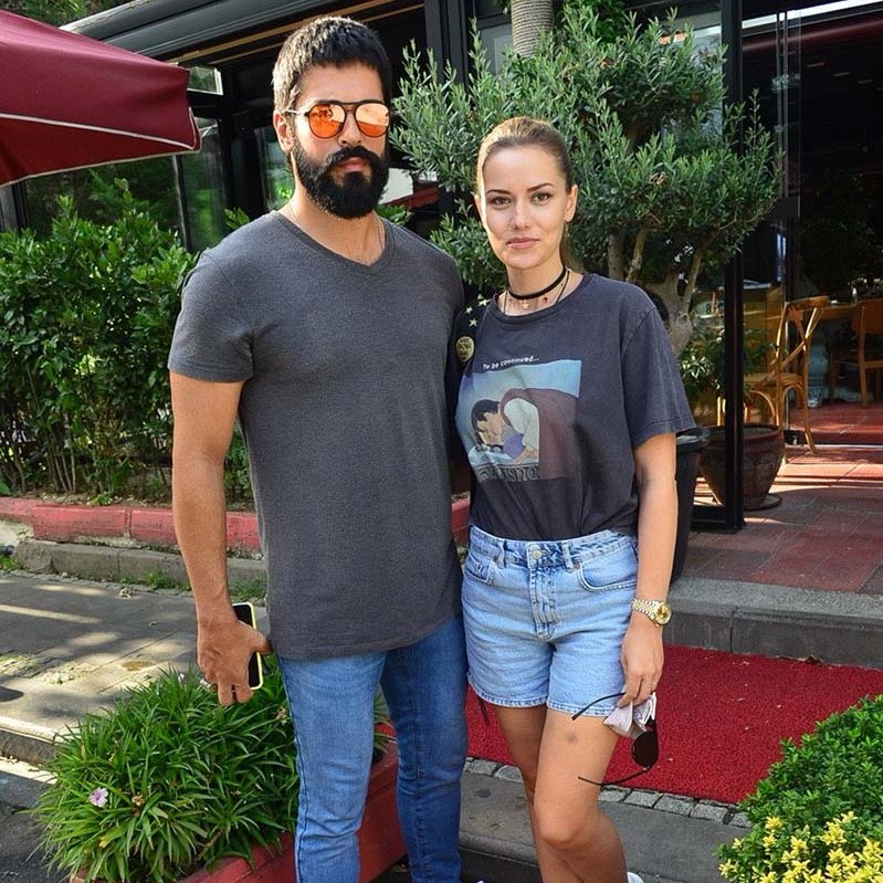 Fahriye Evcen ve Burak Özçivit ikinci çocuklarını kucaklarına aldı