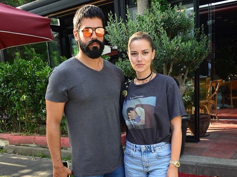 Fahriye Evcen ve Burak Özçivit ikinci çocuklarını kucaklarına aldı