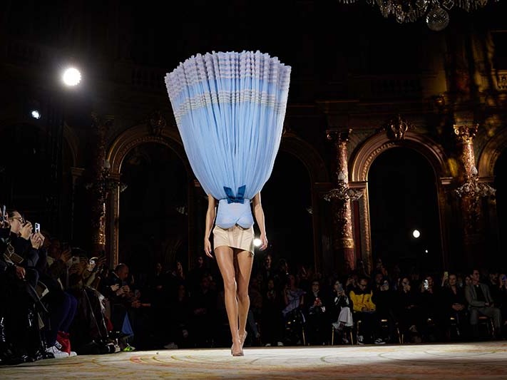 Viktor Rolf, 'baş aşağı elbiseleriyle' gündemde