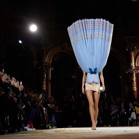 Viktor Rolf, 'baş aşağı elbiseleriyle' gündemde