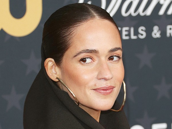 Kırmızı halıda modern ışıltılar