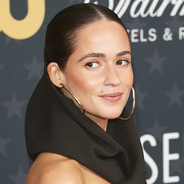 Kırmızı halıda modern ışıltılar