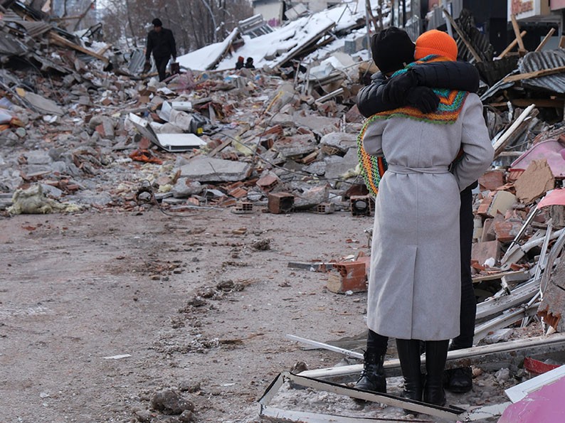 Depremzedeye nasıl yaklaşılmalı?