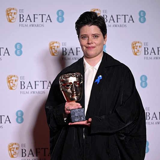 Charlotte Wells, BAFTA ödül töreninde depremzedeleri andı
