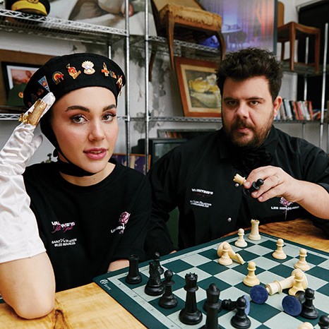 Çocukları oyuncaklarını gönderdi