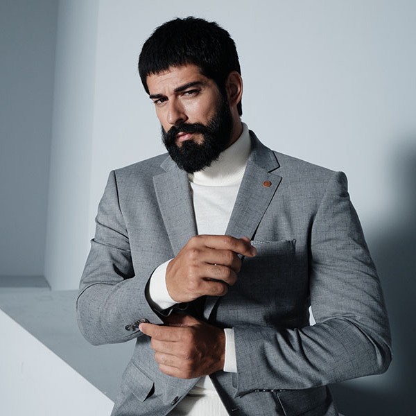 Burak Özçivit, Katar davetinin gelirini depremzedelere bağışladı