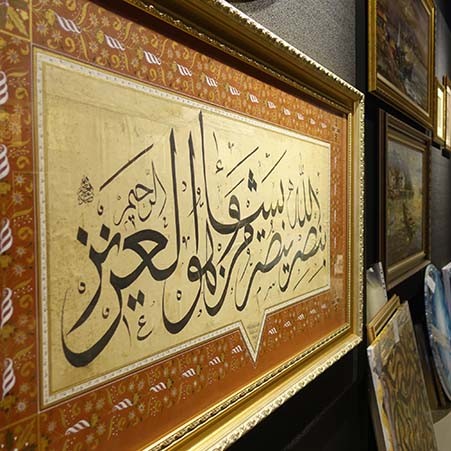 Depremzedeler yararına mezat düzenlendi