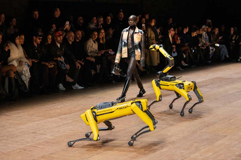 Paris Moda Haftası'na robot köpekler damgasını vurdu
