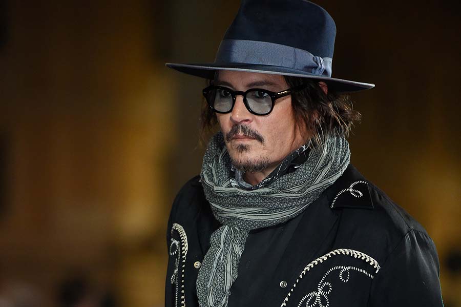 Johny Depp kendi çizdiği portreleri satışa çıkarıyor