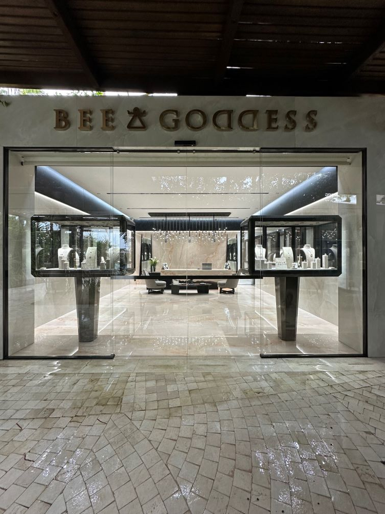 Bee Goddess'ın 2023 yaz ışıltısı Biblos Resort ile Ege sahillerinde parlıyor