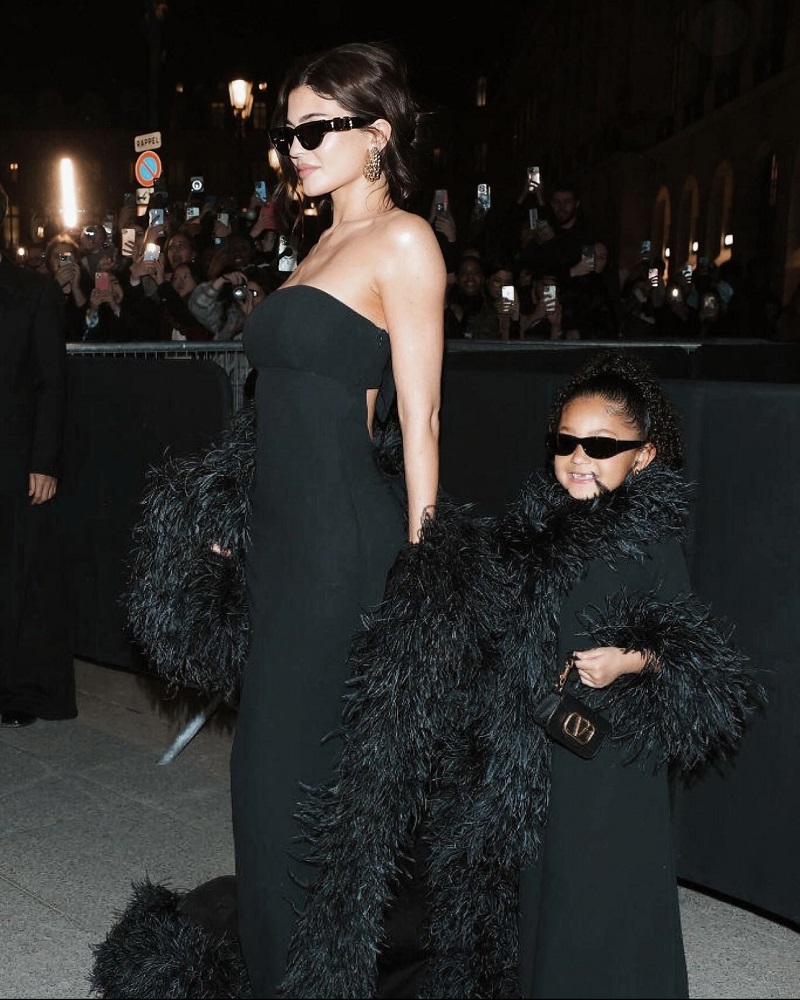 Kylie Jenner kızı ile Paris'te defile izledi