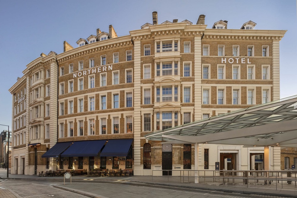 Londra'da Otel Satın Aldı