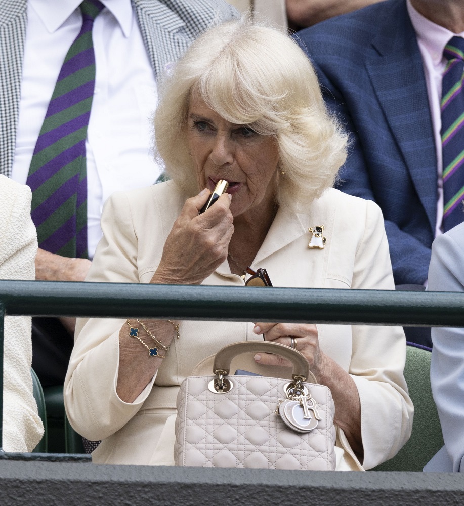 Kraliçe Camilla, 2024 Wimbledon Tenis Turnuvası Tribünlerinde Rujunu Tazeliyor