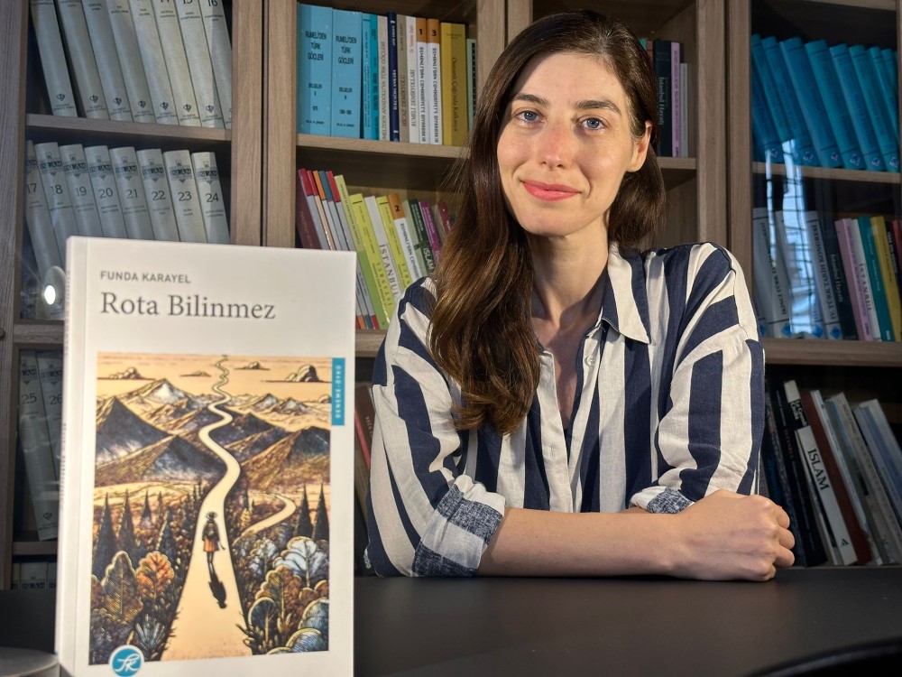 Funda Karayel'in Havalimanlarını İçsel Yolculuklara Dönüştüren Yeni Kitabı "Rota Bilinmez" Raflarda