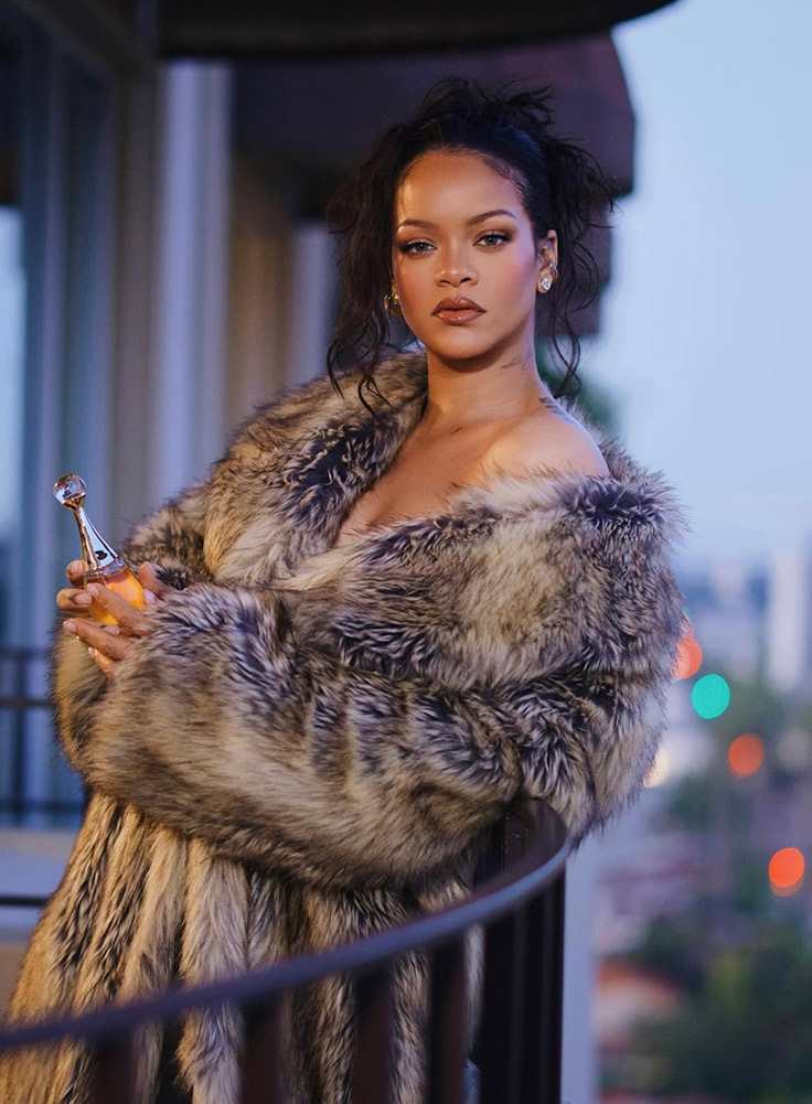 Rihanna’dan Sofistike Bir Görünüm