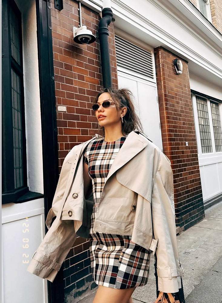 Demet Özdemir Londra Sokaklarında Tarzıyla Dikkat Çekti