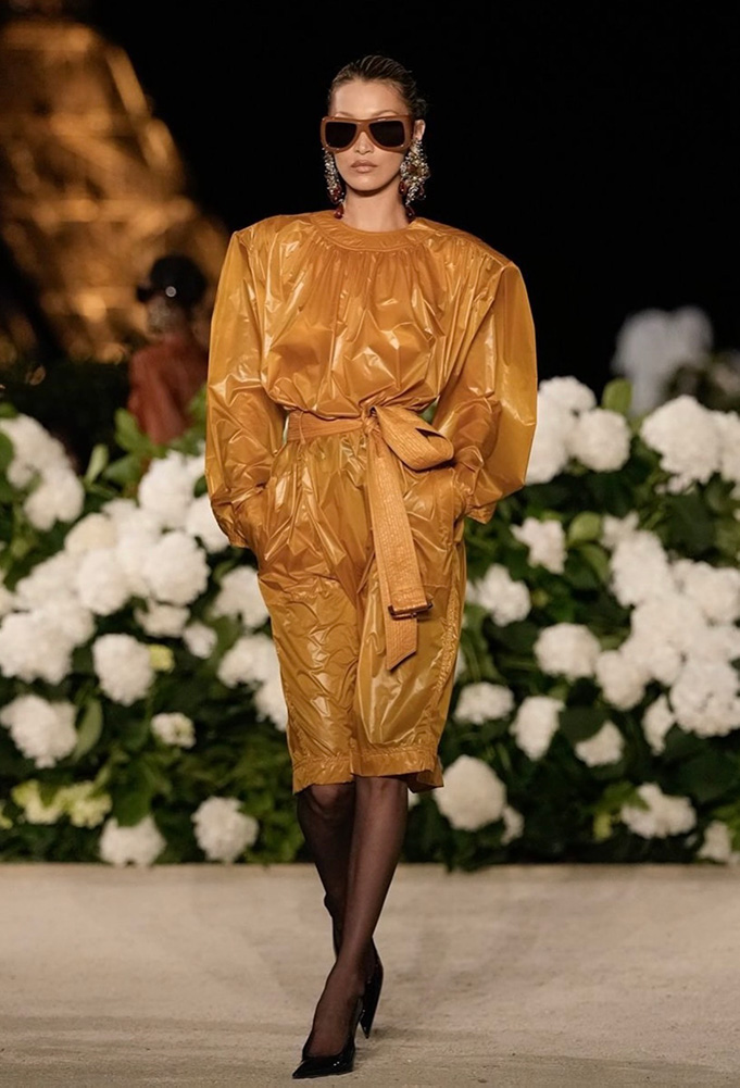 Bella Hadid, Paris Moda Haftası’nda Podyuma Çıktı