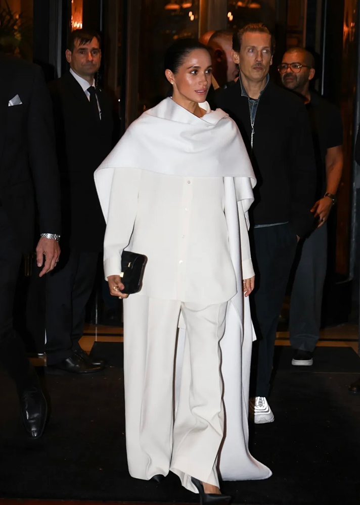 Meghan Markle, Paris Moda Haftası’nda zarafetiyle göz kamaştırdı