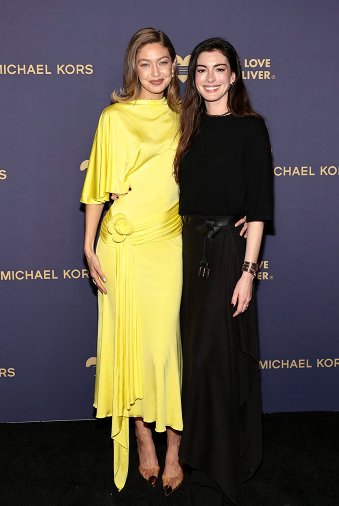 Anne Hathaway ve Gigi Hadid Golden Heart Awards Kırmızı Halısında Parladı