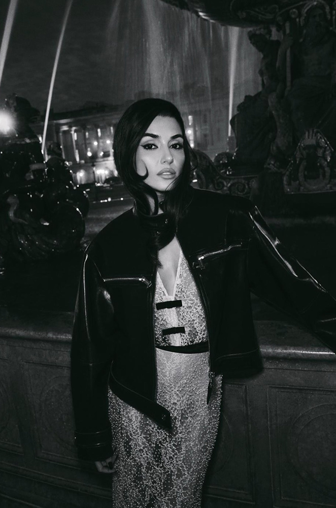 Hande Erçel’den Paris’te Zarif Bir Duruş