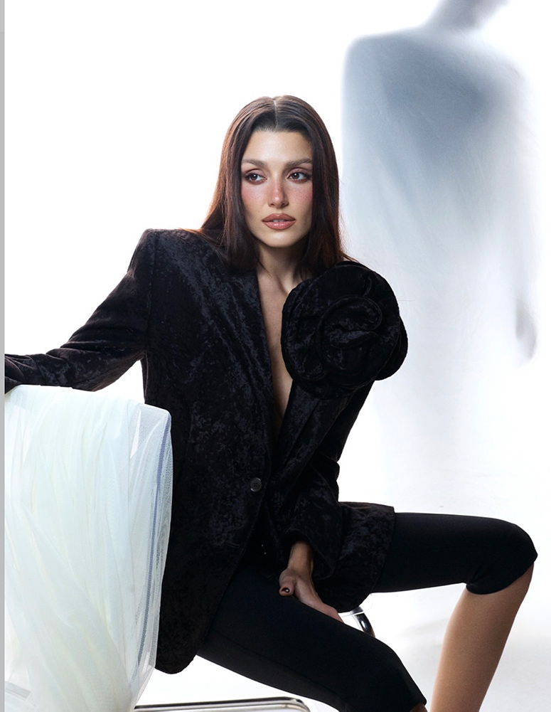 Hande Erçel’den Sade ve Zamansız Bir Stil