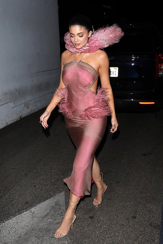 Kylie Jenner’dan Yılbaşı Partisine Pembe Dokunuş