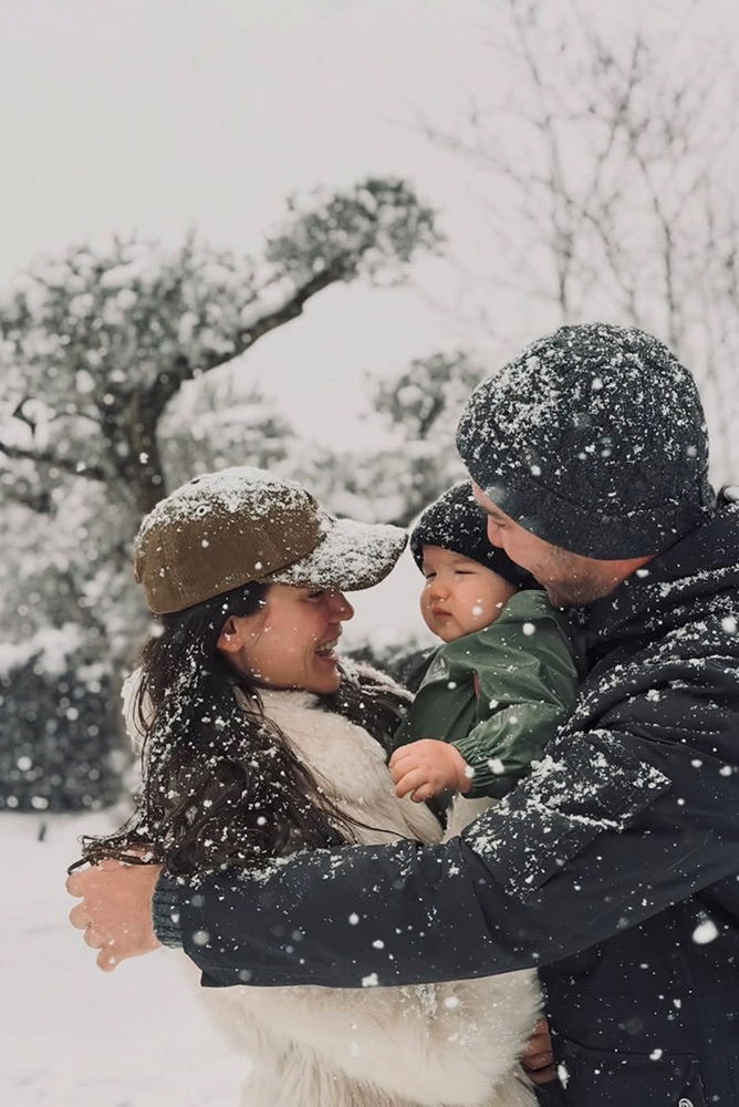 Pınar Deniz ve Kaan Yıldırım’dan Kıştan Sıcak Bir Aile Karesi