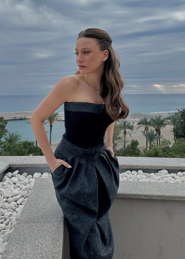 Serenay Sarıkaya Zamansız Stiliyle Objektiflere Yansıdı