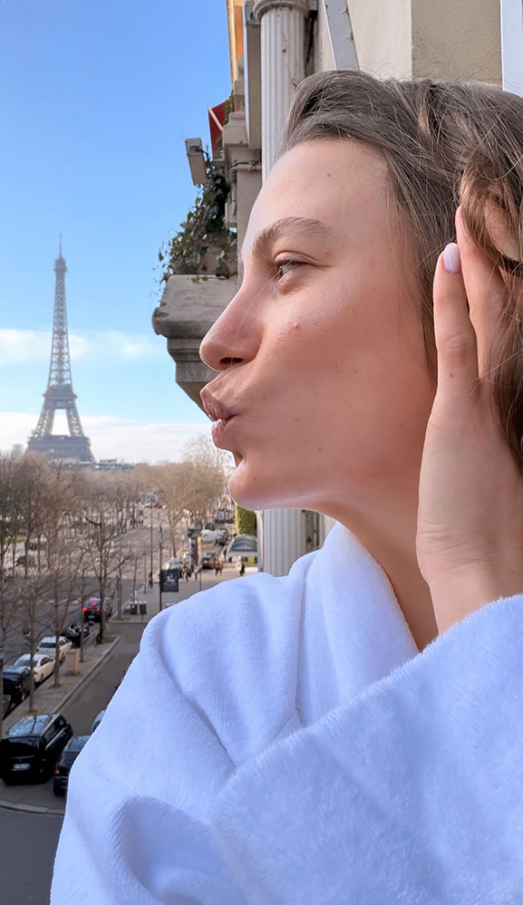 Serenay Sarıkaya’dan Paris’te Eyfel Manzaralı Zarif Kare