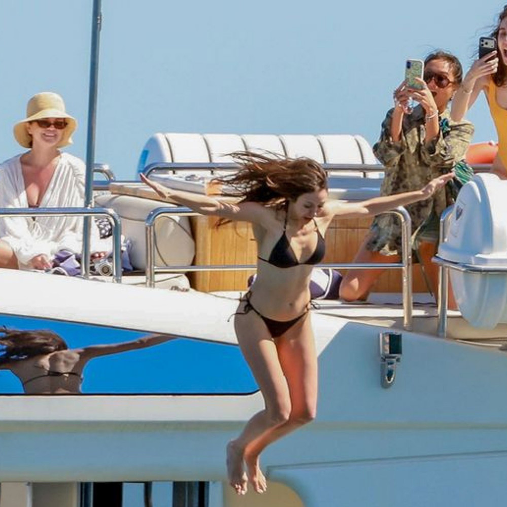 Selena Gomez’ten Kız Kıza Tatil Molası