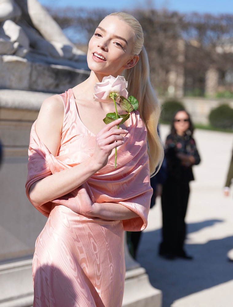 Paris Moda Haftası’nda Anya Taylor-Joy Zarafeti