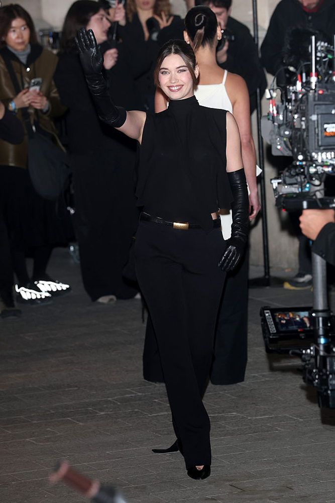 Afra Saraçoğlu’nun Paris’teki Siyah Şıklığı