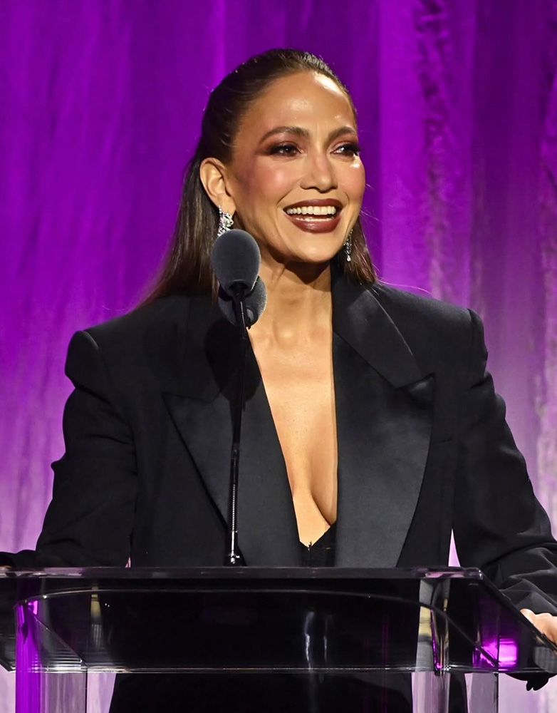 Jennifer Lopez’ten Yardım Gecesine Sürpriz Katılım