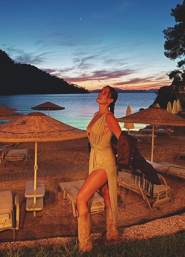 Gün Batımında Pelin Akil Stili