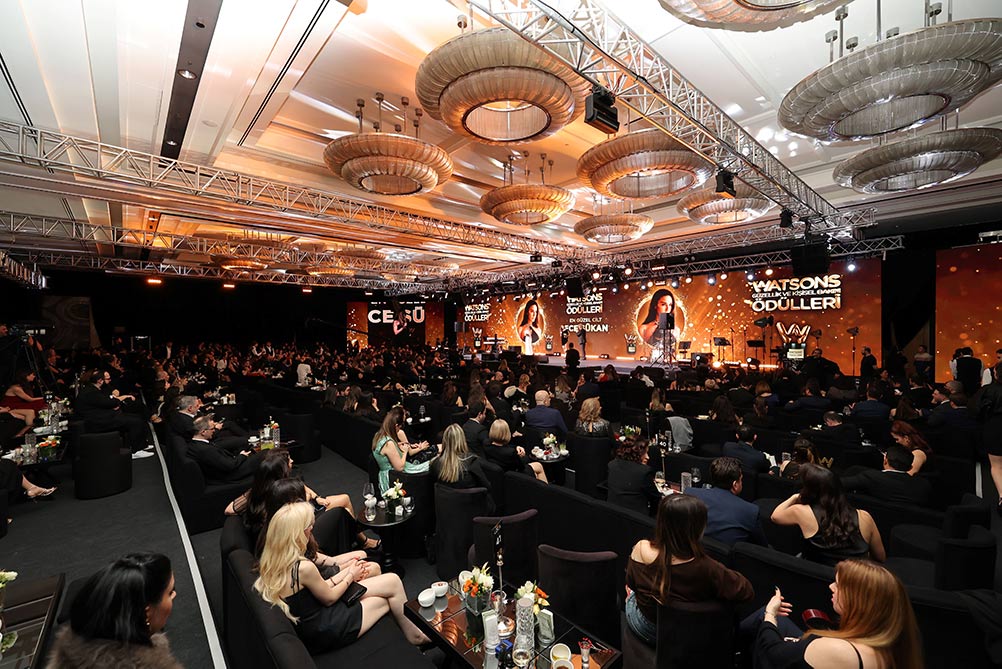 Güzellik Dünyasının En İyilerinin Ödüllendirildiği Gecede Yıldızlar Geçidi