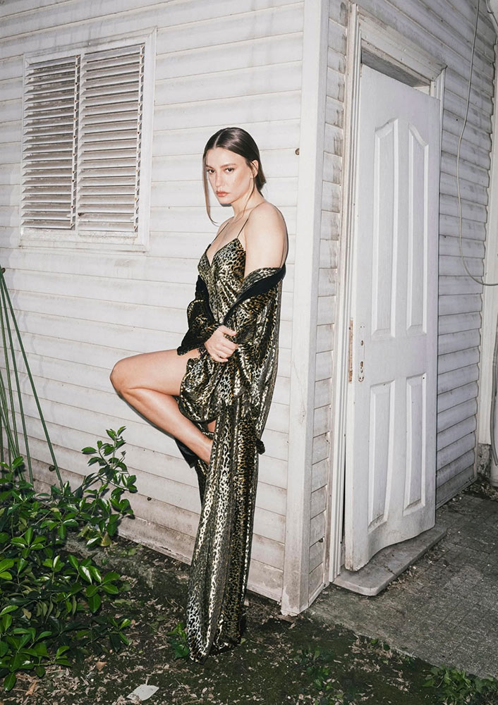 Serenay Sarıkaya Yeni Kareleriyle Dikkat Çekti