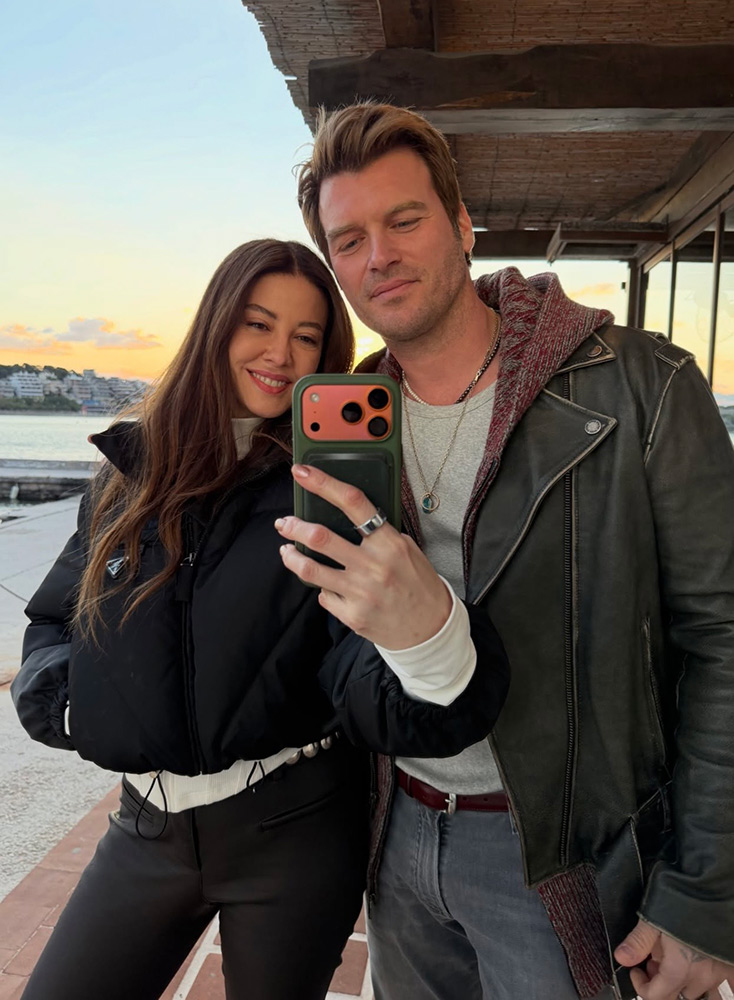 Kıvanç Tatlıtuğ ve Başak Dizer’den Atina’da Romantik Kare