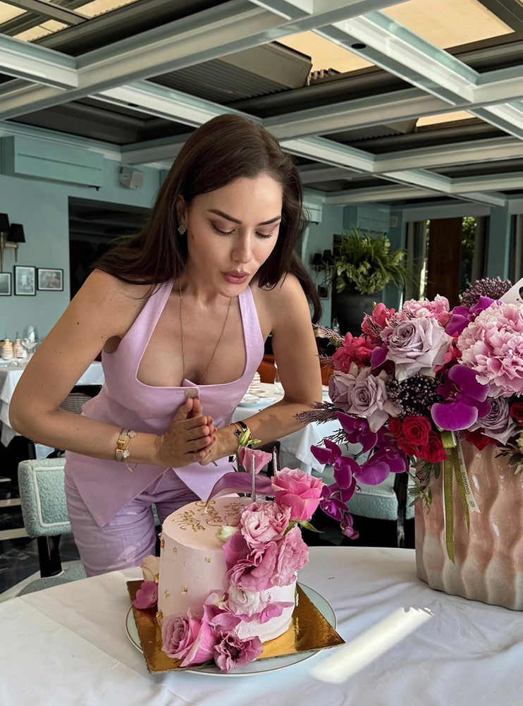 Fahriye Evcen’den yakın dostlarıyla yeni yaş kutlaması