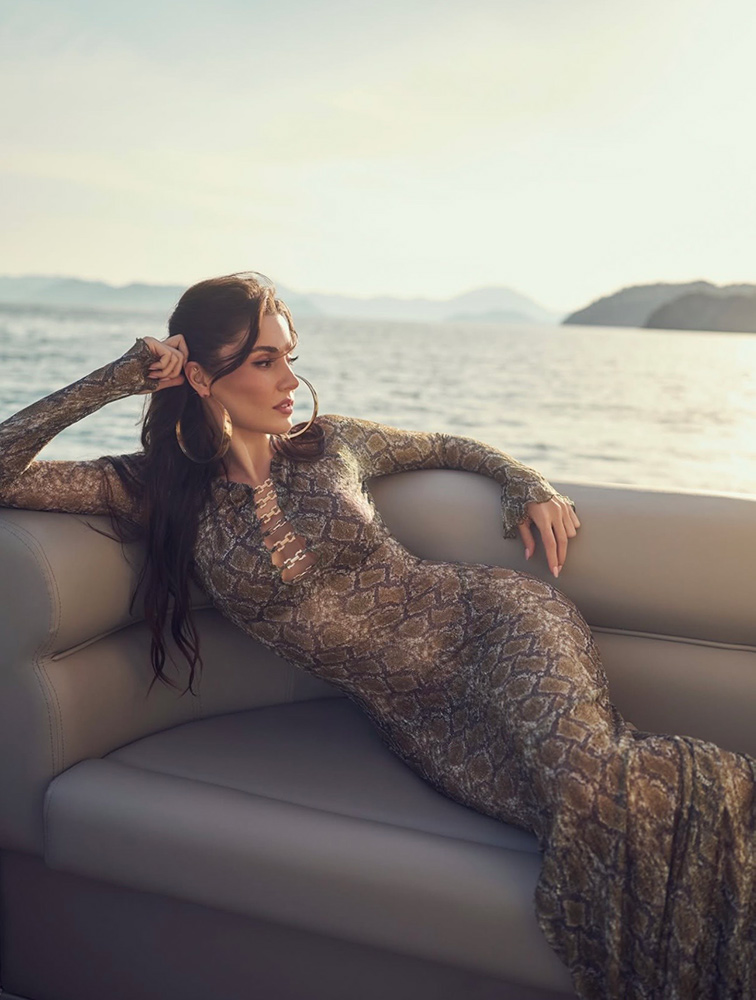 Hande Erçel’den gün batımında göz kamaştıran çekim