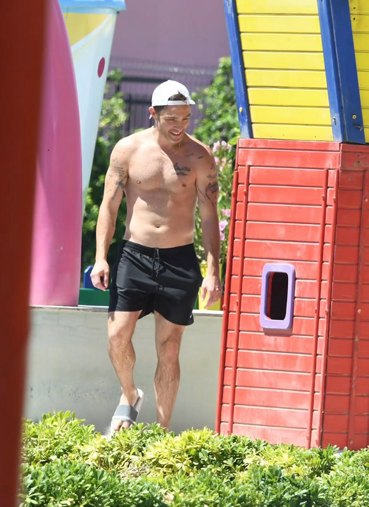 Ed Westwick Ailesiyle Bodrum Tatilinde Görüntülendi