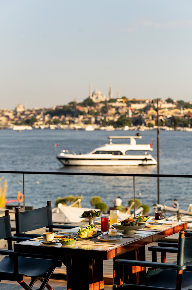 Haliç Manzarasında Sakin ve Rafine Bir Yaz Akşamı