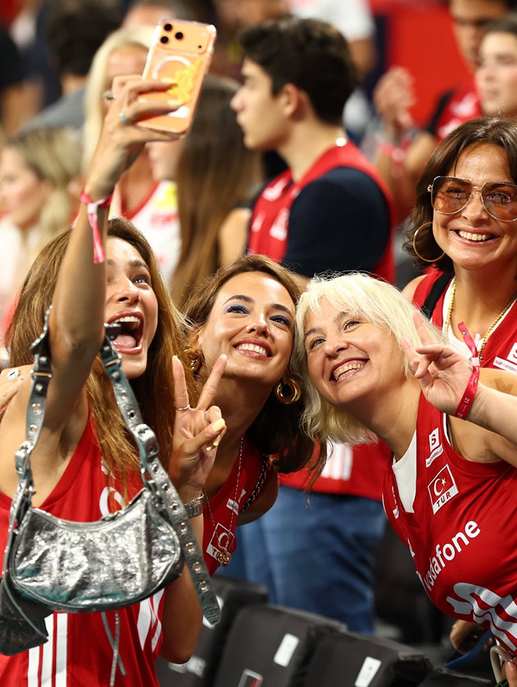 ÜNLÜ İSİMLERDEN FİLENİN SULTANLARI’NA TRİBÜNDEN DESTEK