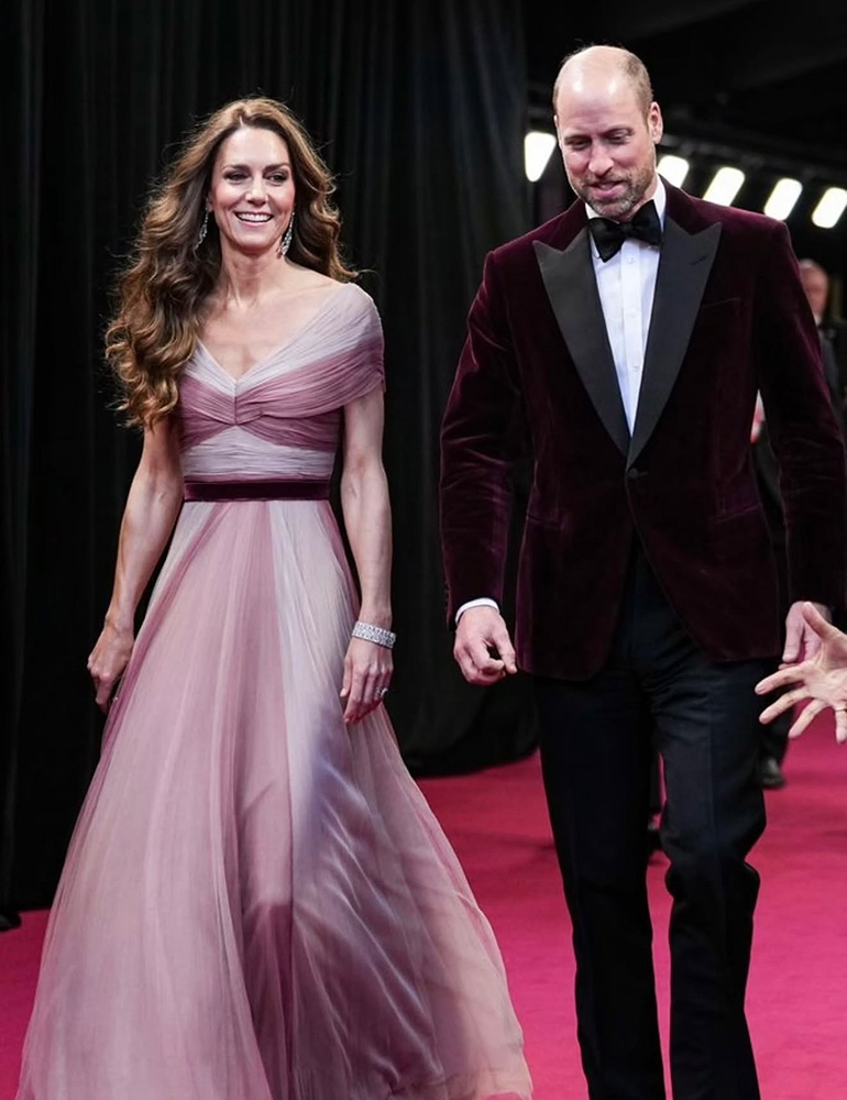 KATE MIDDLETON VE PRENS WILLIAM KIRMIZI HALIYA DÖNÜYOR