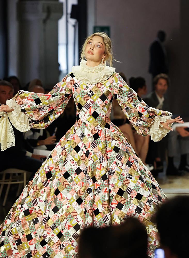 Gigi Hadid, Vogue World şovunun açılışını yaptı