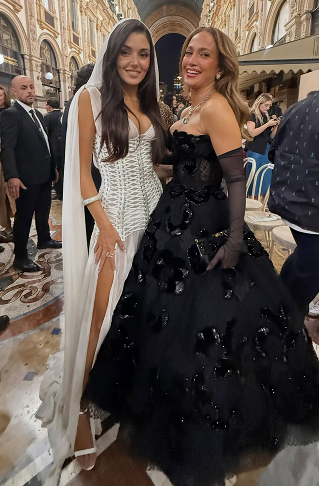 Hande Erçel ve Jennifer Lopez Vogue World Milano’da Bir Araya Geldi