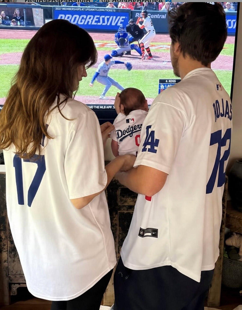Barbara Palvin ve Dylan Sprouse ilk çocuklarını kucaklarına aldı