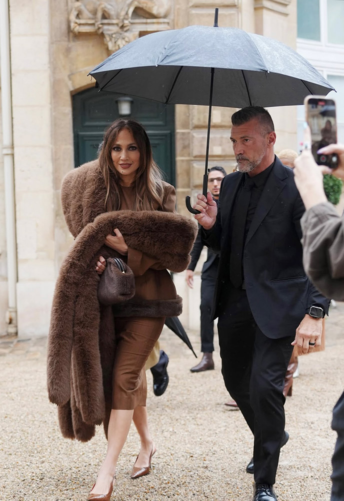 Jennifer Lopez’tan Paris Fashion Week stili