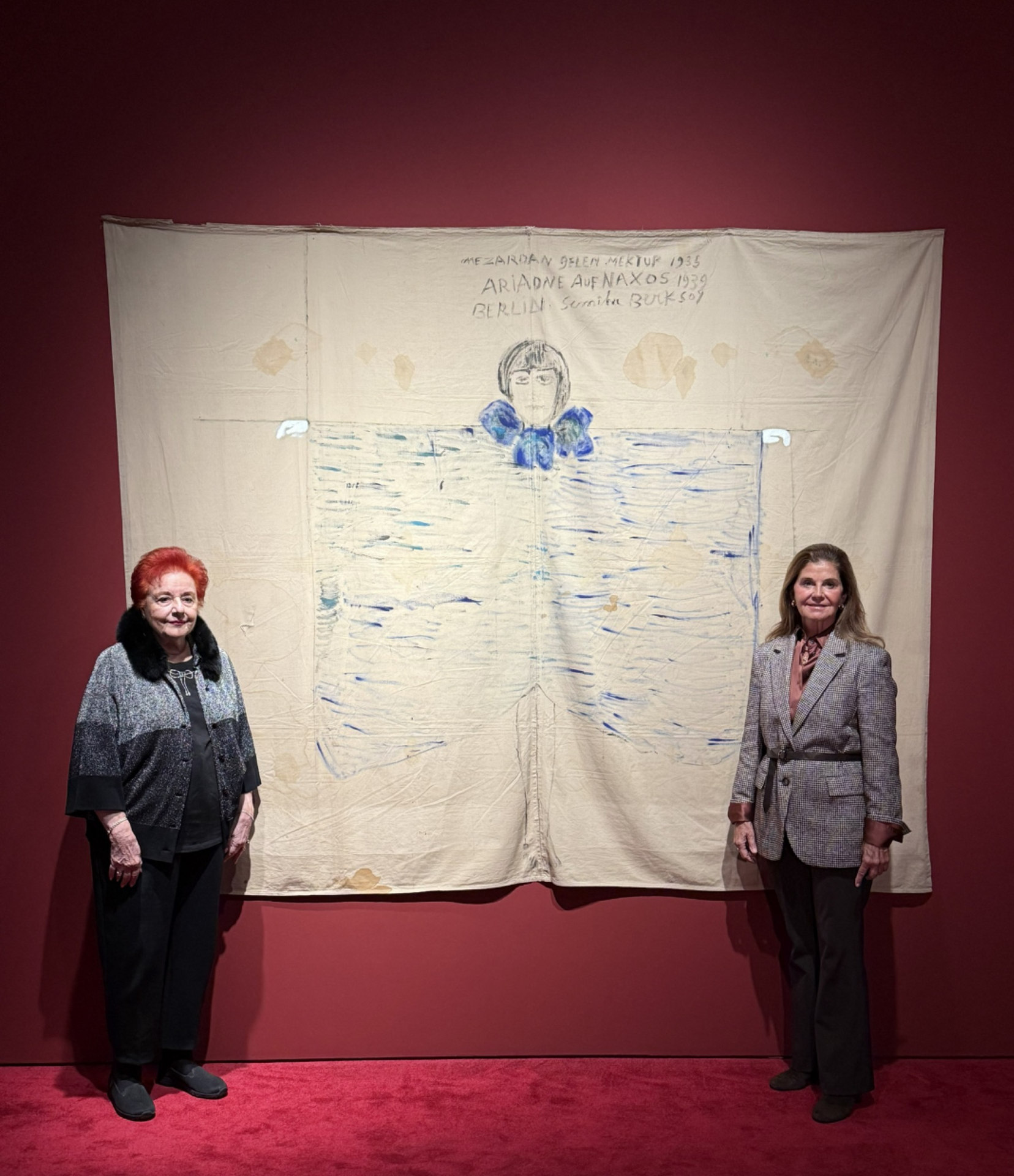 Zeliha Berksoy ve Oya Eczacıbaşı, Semiha Berksoy’un İstanbul Modern Koleksiyonu’na bağışlanacak “Ariadne auf Naxos (Otoportre)” adlı eserinin önünde.